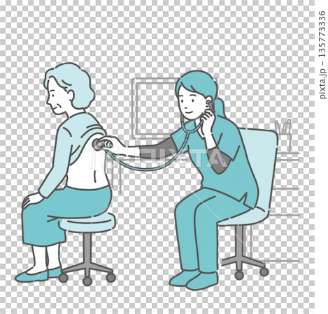 圖：一位身穿手術服的女性醫護人員（醫師/護理師）正在聽診一位老年婦女的背部。 135773336