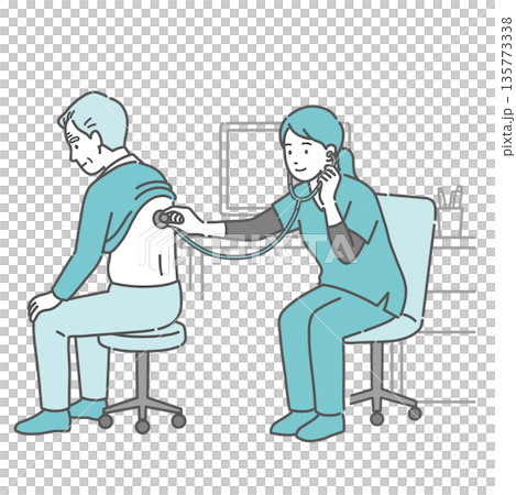 圖：一位身穿手術服的女性醫護人員（醫生/護士）正在聽診老年男子的背部。 135773338