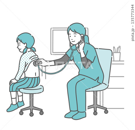 スクラブを着用した女性医療従事者（医師・看護師）による女の子の背中の聴診イラスト 135773344