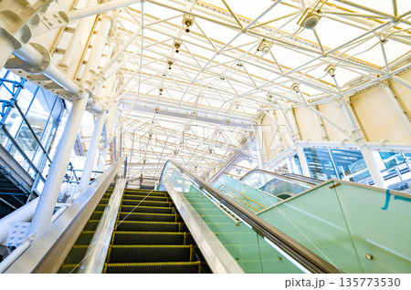 東京湾アクアライン 海ほたるの近未来的なエスカレーター空間 135773530