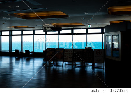 東京湾を望む海ほたる　展望フロアの室内空間 135773535