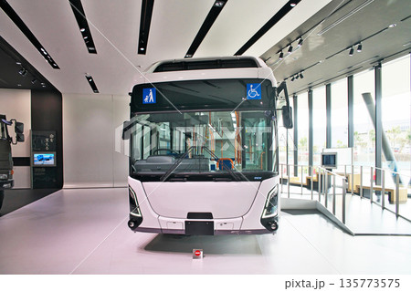 いすゞ自動車展示施設で公開されている次世代路線バス いすゞ自動車展示施設で公開されている次世代路線バス 135773575