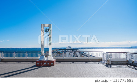 海ほたるの幸せの鐘と青い海／東京湾アクアライン 135773685