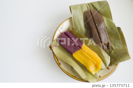 月桃の葉に包まれた沖縄の伝統菓子 ムーチー 月桃の葉に包まれた沖縄の伝統菓子 ムーチー 135773711