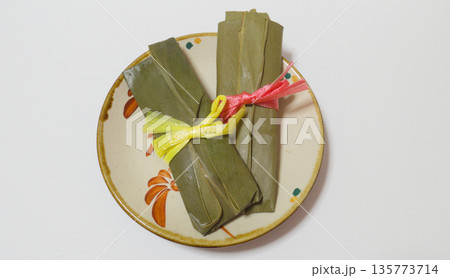 月桃の葉に包まれた沖縄の伝統菓子 ムーチー 135773714