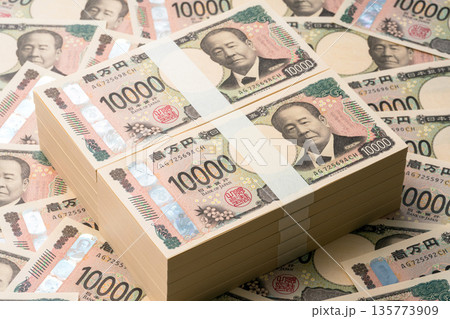 一万円札の束が並んだ背景 一万円札の束が並んだ背景 135773909