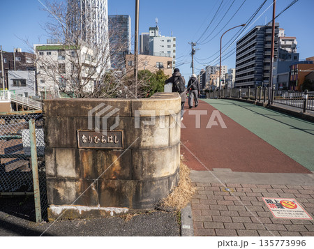 業平橋　暗渠化された大横川の上に残る道路橋の風景 135773996