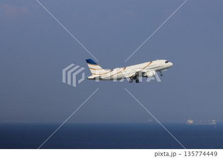 離陸上昇するプライベートジェット 135774449