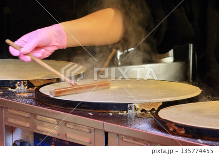 焼き上げられるクレープ クレープの皮 焼き上げられるクレープ クレープの皮 135774455