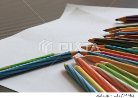 カラフルな色鉛筆 135774462