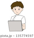 パソコン作業をする男性医療従事者のイラスト 135774597