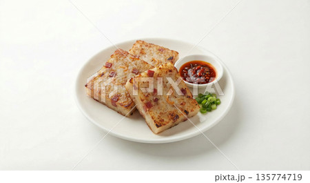 大根餅 蘿蔔糕 焼き点心 飲茶メニュー 食べ放題 中華料理 食品 料理 白背景 135774719