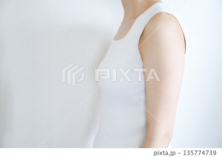 女性の身体　姿勢、巻き肩 135774739
