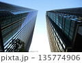 ビルの谷間から空を見上げる 135774906