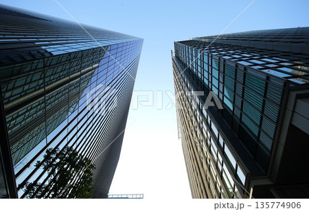 ビルの谷間から空を見上げる 135774906