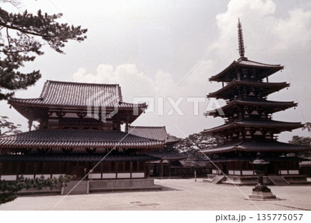 古写真　1956年　奈良　法隆寺の五重塔と金堂 135775057
