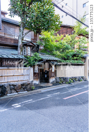 京都御所の南　蕎麦屋の老舗　本家尾張屋　本店（宝来そば）江戸中期の創業（菓子屋から蕎麦屋に転業） 135775123