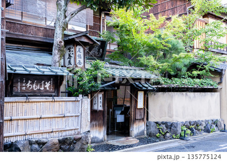 京都御所の南　蕎麦屋の老舗　本家尾張屋　本店（宝来そば）江戸中期の創業（菓子屋から蕎麦屋に転業） 135775124