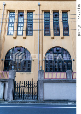 京都国際マンガミュージアム（旧京都市立龍池小学校）明治時代からのマンガ雑誌や歴史資料を所蔵、展示 135775130