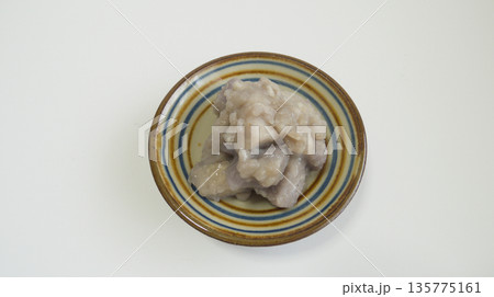 沖縄の行事で親しまれる伝統菓子 田芋のりんがく 沖縄の行事で親しまれる伝統菓子 田芋のりんがく 135775161