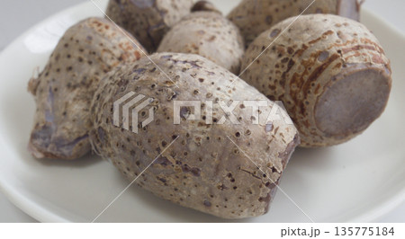 沖縄の郷土料理に使われる田芋(ターンム 沖縄の郷土料理に使われる田芋(ターンム 135775184