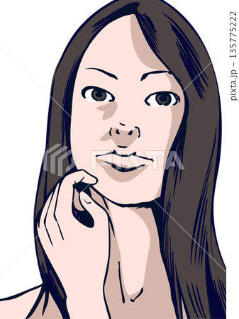 髪を整えながらまっすぐ前を見つめる若い女性 髪を整えながらまっすぐ前を見つめる若い女性 135775222