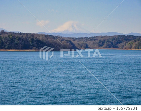 埼玉県の狭山湖から望む富士山 135775231