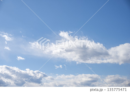 冬の空 青空 空 晴れ 冬 1月 【東京都】 冬の空 青空 空 晴れ 冬 1月 【東京都】 135775471