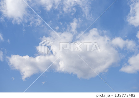 冬の空 青空 空 晴れ 冬 1月 【東京都】 冬の空 青空 空 晴れ 冬 1月 【東京都】 135775492