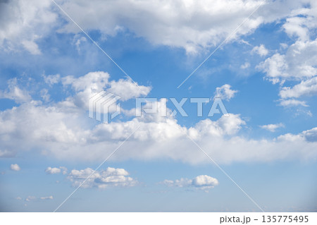 冬の空 青空 空 晴れ 冬 1月 【東京都】 冬の空 青空 空 晴れ 冬 1月 【東京都】 135775495