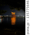 夜の安芸の宮島の鳥居 135775646