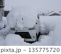 雪が積もった車 135775720