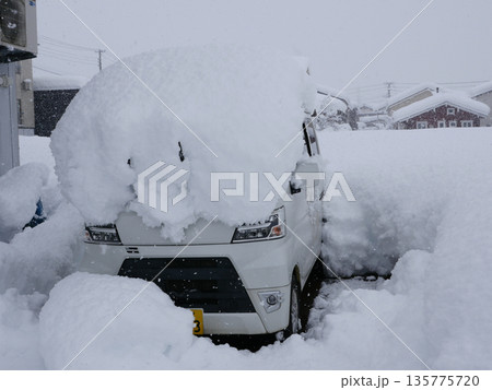 雪が積もった車 雪が積もった車 135775720