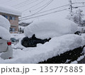車に積もった雪 135775885