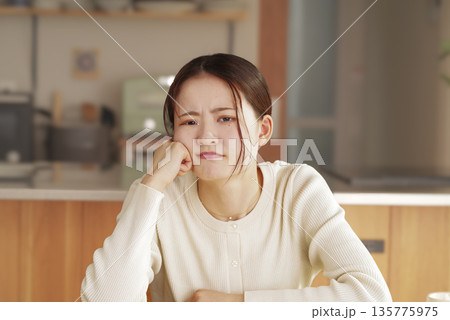 不安や不満を抱える若い女性 不安や不満を抱える若い女性 135775975