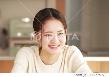 笑顔で前向きな表情の女性ポートレート 笑顔で前向きな表情の女性ポートレート 135775978