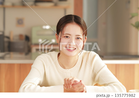 笑顔で前向きな表情の女性ポートレート 135775982