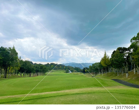 曇天広がるゴルフ場 135776084