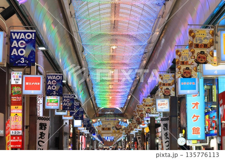 北海道札幌市の狸小路商店街 北海道札幌市の狸小路商店街 135776113