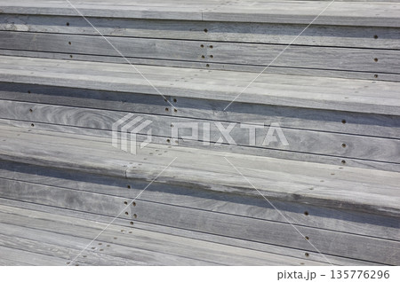 古い木の板で作られた木製の板張りの床の階段 135776296