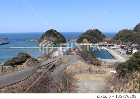 一幅の絵のように美しい居組漁港の小島と海 一幅の絵のように美しい居組漁港の小島と海 135776309