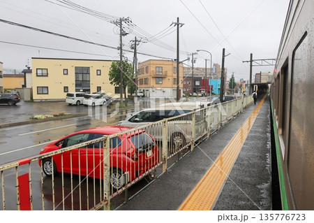 JR北海道函館本線の札幌駅から発寒駅駅までの普通列車車窓風景(2023年夏雨) 135776723