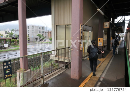JR北海道函館本線の札幌駅から発寒駅駅までの普通列車車窓風景(2023年夏雨) JR北海道函館本線の札幌駅から発寒駅駅までの普通列車車窓風景(2023年夏雨) 135776724