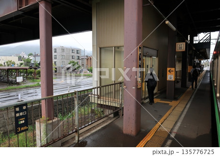 JR北海道函館本線の札幌駅から発寒駅駅までの普通列車車窓風景(2023年夏雨) JR北海道函館本線の札幌駅から発寒駅駅までの普通列車車窓風景(2023年夏雨) 135776725