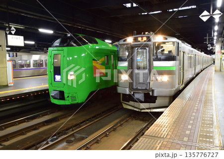 JR北海道函館本線の札幌駅から発寒駅駅までの普通列車車窓風景(2023年夏雨) JR北海道函館本線の札幌駅から発寒駅駅までの普通列車車窓風景(2023年夏雨) 135776727