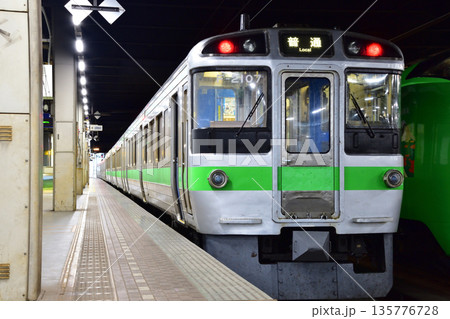 JR北海道函館本線の札幌駅から発寒駅駅までの普通列車車窓風景(2023年夏雨) 135776728