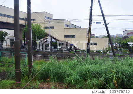 JR北海道函館本線の札幌駅から発寒駅駅までの普通列車車窓風景(2023年夏雨) 135776730