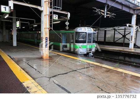 JR北海道函館本線の札幌駅から発寒駅駅までの普通列車車窓風景(2023年夏雨) 135776732