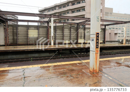 JR北海道函館本線の札幌駅から発寒駅駅までの普通列車車窓風景(2023年夏雨) 135776733