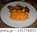 ホテルの朝食にて。おいしそうなスクランブルエッグ 135776855